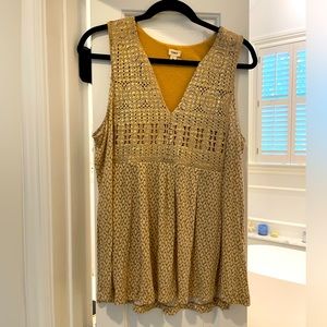Sleeveless top with touches of gold threads